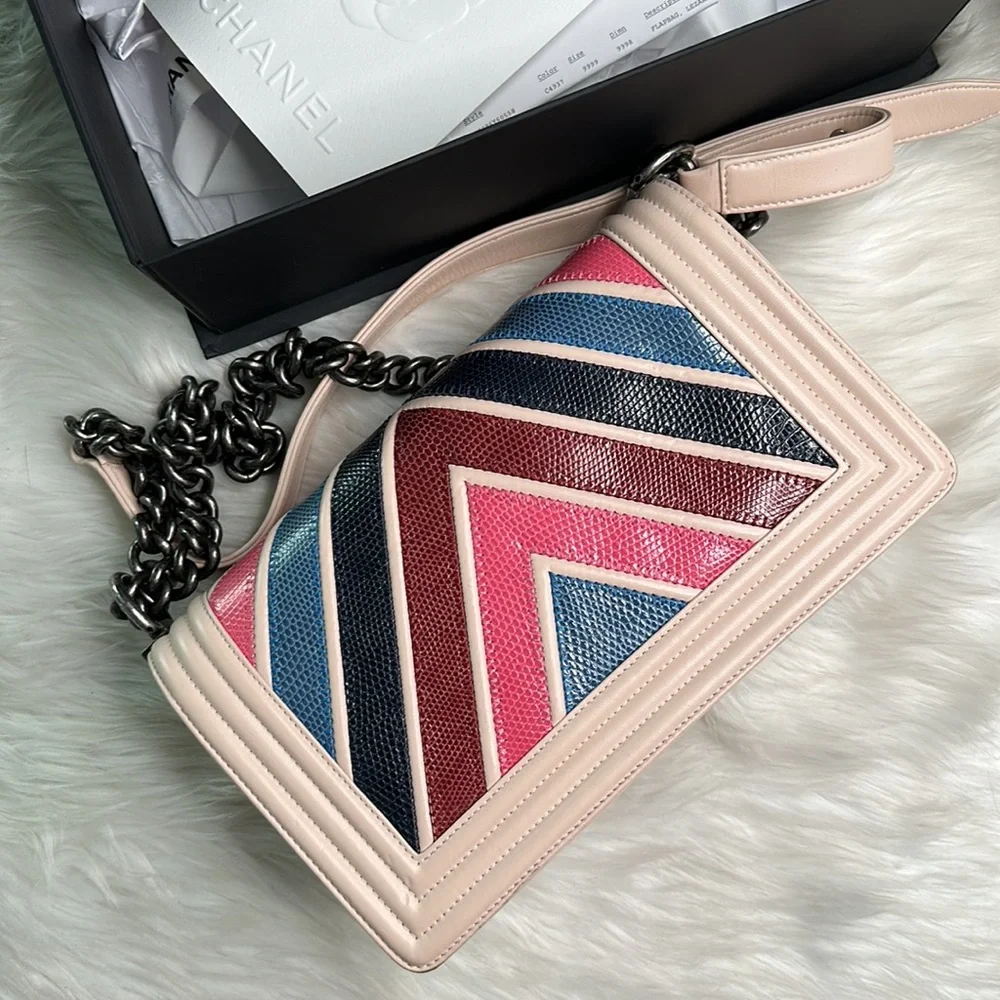 Chanel Exotic Lizard Chevron Pattern. Pale pink leather, LIMITED EDITION - Picture 5 of 10